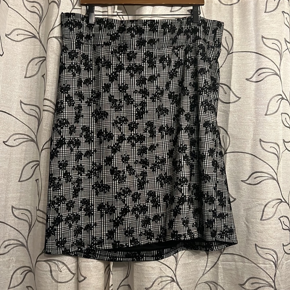 2X Black and White Checkered Pattern Skirt W/ Flower Details